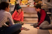 Finja (Amelie Rafolt Gomes, vorne), Joyce (Matilda Willigalla) und Paul (Malique Heidorn) überlegen, wie sie an Einsteins alte Jahrbücher kommen. In diesen hoffen sie, wichtige Hinweise zu finden.
