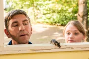 Kusine Charlie (Géraldine Raths, r.) hat das putzige Mäuschen mit Leckereien gefüttert. Und jetzt scheint sich die Hausmaus in Fritz Fuchs' (Guido Hammesfahr) Bauwagen sehr wohl zu fühlen.