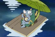 Alexander spielt fröhlich auf der Mandoline, während er auf seinem Floss schaukelt.