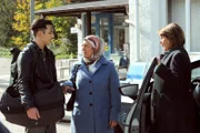 Sevim und ihr Enkel Leon kommen in Lansing an und werden von Rosi begrüßt. Von links: Leon (Joel Akgün), Sevim (Özay Aslanhan) und Rosi (Brigitte Walbrun).
