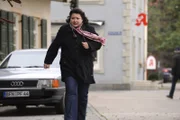 Monika Vogl (Christine Reimers) kann nicht verhindern, dass Louise ihr entläuft.
