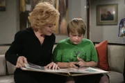 Da die Brüder im Streit liegen, zieht Alan mit seinem Sohn Jake (Angus T. Jones, r.) zu seiner Mutter Evelyn (Holland Taylor, l.). Doch wird das Zusammenleben dort gut gehen?