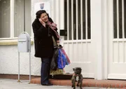 Monika (Christine Reimer) soll sich um Schattenhofer's Hund Louise kümmern.
