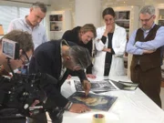 Der Tischler des Teams übernimmt die brutale Aufgabe: Er schneidet in das bereits perfekt kopierte Bild von van Gogh, um eine frühere Zerstörung nachzuahmen.