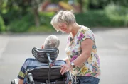 Hilde (60) zu Besuch bei ihrem Mann. Er sitzt seit seinem Unfall im Rollstuhl.