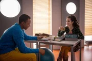Pawel (Noel Okwanga) und Sibel (Josie Hermer) veruchen wieder normal miteinander umzugehen.
