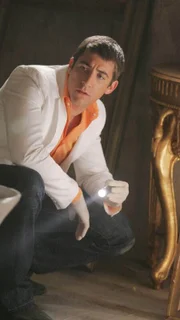 Spurensuche am Tatort: Ryan (Jonathan Togo) versucht herauszufinden, was sich vor dem Mord in dem Hotel abgespielt hat.