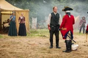 (v.li.): Caitriona Balfe (Claire Randall Fraser), Sophie Skelton (Brianna), Sam Heughan (Jamie Fraser), Tim Downie (Governor Tryon).