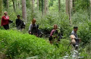 V.l.n.r.: Nele Fehrenbach (Floriane Daniel), Timo Gruber (Thimo Meitner mit Komparsin), Frauke Singer (Anjorka Strechel) und Dr. Johannes Ringwald (Ingo Abel) auf dem Weg zu dem geheimen Ort im Wald, an dem die ominösen Therapiestunden stattfinden.