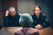 (v.li.): Christian Rauchenberger (Clemens Berndorff), Frau Gritznigg (Linde Prelog), Martina Schober (Jutta Fastian)