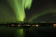 Aurora Borealis – die spektakuläre Nordlichter tanzen über Nordnorwegens Polarhimmel.