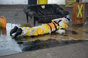 Putzen kann Spaß machen! Leon versucht mit Putzlappen beklebt den verdreckten Fußboden zu reinigen.