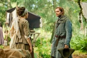 Morag Mackenzie (Elysia Welch) und Roger Wakefield (Richard Rankin). Die Verwendung des sendungsbezogenen Materials ist nur mit dem Hinweis und Verlinkung auf TVNOW gestattet.