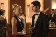 Clara (Marta Hazas) zeigt Mateo (Javier Rey) nach ihrem Auftritt als Mannequin die kalte Schulter.
