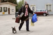 Moni (Christine Reimer) versucht zu verhindern, dass Louise ihr entläuft.