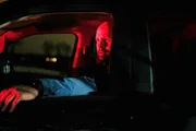 Ein Mann sitzt in einem Auto