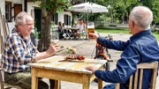 Barthl (Friedrich von Thun, li.) und Ferdinand (Philipp Sonntag) prosten den Berliner Urlaubsgästen zu.
