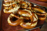 Gebackene Brezen in der Produktionsstätte der Bäckerei Piller in Karlsfeld.