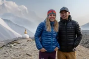 Hoch hinaus Wahnsinn am Everest – Die Sherpas Ein Leben zwischen zwei Kulturen: Andrea Sherpa Zimmermann (l.) und Norbu Sherpa (r.)