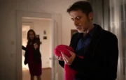Sarah Marquardt (Alexa Maria Surholt) erwischt Tobias Rauch (Guido Broscheit) an einem Tuch schnüffelnd in ihrem Schlafzimmer. Nachdem er einfach in ihre Wohnung gekommen ist, an ihren Kühlschrank herumhantierte, ihr etwas kochen wollte, ist das nun der Gipfel.