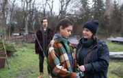Katja Brückner (Julia Jäger, re.) räumt mit ihrer Tochter Emma (Vivien Sczesny, mi.) am Bootshaus auf. Emma weiß mit ihren Gefühlen nicht mehr umzugehen, seit dem Kuss mit Nils (Yannic Eilers, hinten li.). Katja ahnt nichts von diesem Kuss und vermutet, dass Emma traurig ist, weil Lisa kurz vor ihrem Abflug nach Südafrika ist.