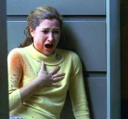 Hinter einem Schrank sucht Lily (Kathryn Hahn) Schutz. Ein Unbekannter ist in die Gerichtsmedizin eingedrungen und schießt um sich.