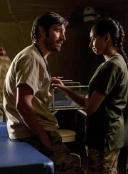 Dr. TC Callahan (Eoin Macken) und Dr. Amira Anawi (Rana Roy)