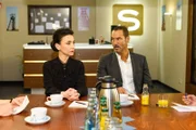 Simone (Tatjana Clasing) gibt sich aus Selbstschutz unberührt von einer möglichen Affäre zwischen Richard (Silvan Pierre-Leirich) und Carmen.