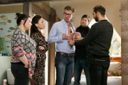 Während Christoph (Lars Korten, M.) von Kommissar Weber (Thomas G. Hintze, 2.v.r.) und einem Abhörspezialist (Komparse) verkabelt wird, hoffen Vanessa (Julia Augustin, l.) und Simone (Tatjana Clasing) inständig, dass der Plan der Polizei funktionieren wird.