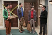 Raj (Kunal Nayyar, l.) versucht, durch ein Date mit seinen Ex-Freundinnen seine Frauenprobleme zu lösen. Unterdessen will Sheldon (Jim Parsons, 2.v.l.) mit Hilfe eines Emotionendetektors die Gefühle seiner Freunde Howard (Simon Helberg, 2.v.r.) und Leonard (Johnny Galecki, r.) besser verstehen - doch das geht eindeutig nach hinten los ...