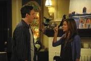 Nachdem sich Marshall (Jason Segel, l.) von Barney überzeugen hat lassen, dass er sich seine Männlichkeit bewahren muss, kommt es zwischen ihm und Lily (Alyson Hannigan, r.) zu einem Streit ...