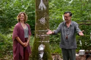 Die Freundin des Mordopfers, Frauke Singer (Anjorka Strechel, l.) und Dr. Johannes Ringwald (Ingo Abel, r.), Ehemann des Mordopfer und zweifelhafter Schamane, stehen unter Verdacht. Was passierte bei den Ayahuasca-Sessions?