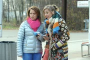 Kathi erfährt perplex, dass Schattenhofer Lansing verunreinigt. Von links: Katharina Benninger (Carina Dengler) und Sarah Brandl (Sophie Reiml).