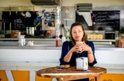 Dass Henry sich ihr geöffnet hat, beeindruckt Maxi (Katharina Scheuba) nachhaltig.