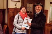 Katharina Benninger (Carina Dengler) und Lorenz Schattenhofer (Werner Rom) sind zufrieden mit dem neuen Artikel über den tierfreundlichen Landrat.