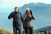 Fanny und Hubert suchen mit vereinten Kräften nach Gregor. Von links: Hubert Kirchleitner (Bernhard Ulrich) und Fanny Brunner (Katrin Lux).