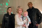 Nina Sieveking (Wanda Perdelwitz, l.) und Lukas Petersen (Patrick Abozen, r.) klingeln wegen einer Bagatelle bei Miriam Husmann (Lisa Karlström, M.) und entdecken bei ihr das am Morgen entführte Baby Elaine.