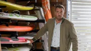 Kriminalhauptkommissar Lars Pöhlmann (Dominic Boeer) sieht sich in der Surfschule des Toten um und macht eine interessante Entdeckung.