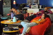Sarah und Till sind bei ihrem Filmabend genervt, dass Naveen alles kommentiert. Von links: Sarah (Sophie Reiml), Till (Marinus Hohmann) und Naveen (Markus Subramaniam).