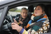 Gerstl schwitzt Blut und Wasser mit Fahrschülerin Sarah – und gesteht ihr seine Lüge. Von links: Michael Gerstl (Gerd Lohmeyer) und Sarah Brandl (Sophie Reiml).