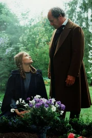 Aschenputtel (Petra Vigna) und ihr Vater (Jean-Marc Bory) am Grab von Aschenputtels leiblicher Mutter.