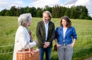 Michael erkennt, dass sich Fanny wegen ihrer Schüchternheit eher Pflanzen als Menschen zuwendet. (v.li.: Antje Hagen, Erich Altenkopf, Johanna Graen).