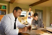Dr. Martin Gruber (Hans Sigl, l.) möchte den Symptomen seines Patienten Holger Brandstetter (Florian Panzner, r.) unbedingt auf den Grund gehen. Linn (Andrea Gerhard, M.) hilft ihm dabei.