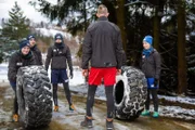 Lars (2.v.r.) hat eine neue sportliche Herausforderung für Esra, Henry, Maddox und Vanessa (v.l.n.r.).