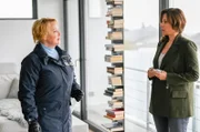 Nele Fehrenbach (Floriane Daniel, l.) befragt Ricarda Heimlinger (Carolina Vera, r.), die Mutter des eigentlichen Entführungsopfers.