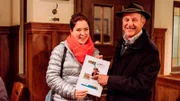 Katharina und Schattenhofer sind zufrieden mit dem neuen Artikel über den tierfreundlichen Landrat. Von links: Katharina Benninger (Carina Dengler) und Lorenz Schattenhofer (Werner Rom).