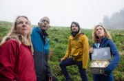ARD WATZMANN ERMITTELT V. STAFFEL, FOLGE 50, "Wettersturz". Der seltene Bartgeier kreist am Himmel über den Teilnehmern der Canyoning-Tour, Marlies Renner (Bernadette Schnabl, v.l.), Jerry Paulsen (Peter Marton, 2.v.l.), Theo Gursky (Philip Birnstiel,2.v.r.) und Laura Reiter (Stella Goritzki, r.). Ist einer von ihnen ein Mörder?