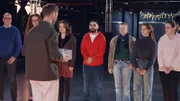 Leon Windscheid (3.v.l.) spricht mit den Teilnehmenden des Sozialexperiment zum Thema "Armut".