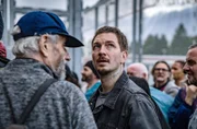 Mark (Johannes Kienast, r) auf dem Weg nach 'draußen'.
