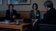 Jake Adelstein (Ansel Elgort, li.) und seine Vorgesetzte Eimi (Rinko Kikuchi) interviewen den erpressbaren Vize-Minister Shigematsu (Hajime Inoue).